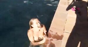 Домашнее видео с Кристанной Локен у бассейна