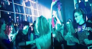 Анастасия Цветаева с голыми сиськами танцует в клубе