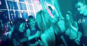 Анастасия Цветаева с голыми сиськами танцует в клубе