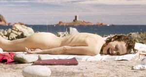 Натали Портман без купальника загорает на пляже