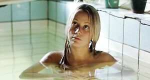 Ольга Сидорова плавает голышом в бассейне