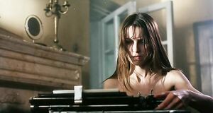 Ингеборга Дапкунайте голышом печатает на машинке