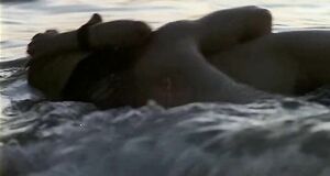 Порно сцена с Ольгой Понизовой на пляже