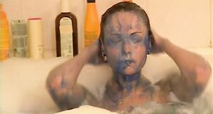 Ольга Погодина моется в ванне