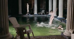 Ирина Рахманова голышом пригает в бассейн