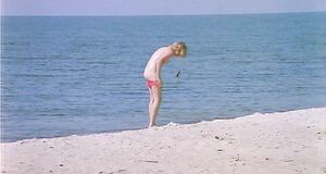 Абсолютно голая Александра Захарова бегает по пляжу