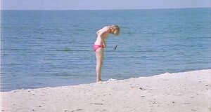 Абсолютно голая Александра Захарова бегает по пляжу