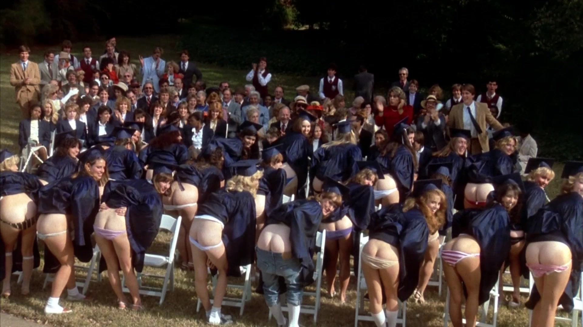 Фиби Кейтс показывает голую попу - Частная школа (1983) .