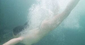 Обнаженная Кейт Бекинсейл купается в озере