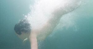 Обнаженная Кейт Бекинсейл купается в озере