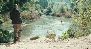 Обнаженная Виоланте Плачидо купается в реке