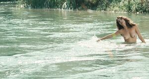 Обнаженная Виоланте Плачидо купается в реке