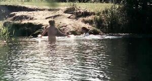 Дарья Повереннова купается голышом в реке