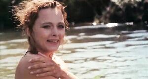 Дарья Повереннова купается голышом в реке