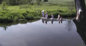 Сексуальная Екатерина Маликова купается в реке