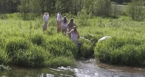 Сексуальная Екатерина Маликова купается в реке
