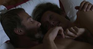 Интимная сцена на кровати с Тильдой Суинтон