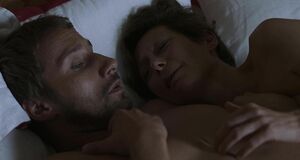 Интимная сцена на кровати с Тильдой Суинтон