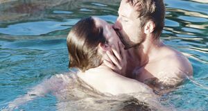 Порно сцена с Тильдой Суинтон в бассейне