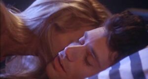 Интимная сцена на кровати с Памелой Андерсон