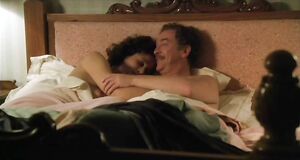 Интимная сцена на кровати с Сигурни Уивер