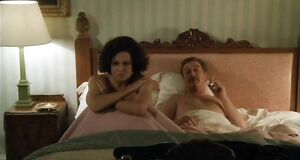 Интимная сцена на кровати с Сигурни Уивер