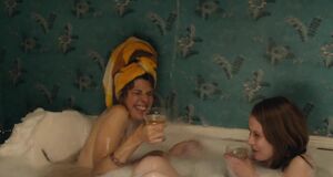 Изабель МакНалли и Мариса Томей голышом в ванне