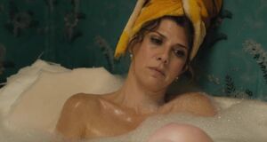 Изабель МакНалли и Мариса Томей голышом в ванне