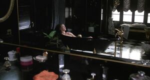 Кэтлин Тернер моется в ванне