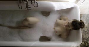 Эшлинн Йенни голышом в ванне