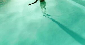 Изабель Лукас голышом плавает в бассейне