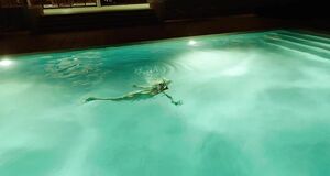 Изабель Лукас голышом плавает в бассейне