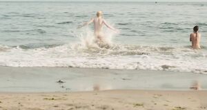 Дакота Фаннинг и Элизабет Олсен купаются голышом