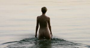 Элизабет Дебики купается голышом в море