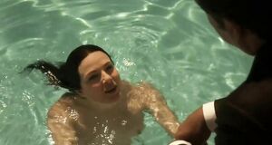 Джессика Маре плавает голышом в бассейне