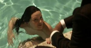 Джессика Маре плавает голышом в бассейне