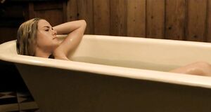 Рэйчел Тейлор моется в ванне