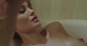 Трах с Анджелиной Джоли в ванне