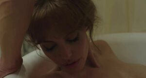 Трах с Анджелиной Джоли в ванне