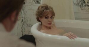 Анджелина Джоли моется в ванне