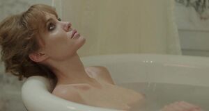 Анджелина Джоли моется в ванне