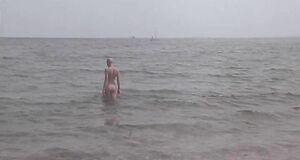 Лысая Орнелла Мути с голыми сиськами на пляже