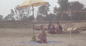 Лысая Орнелла Мути с голыми сиськами на пляже