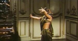 Индийский танец полураздетой Орнеллы Мути