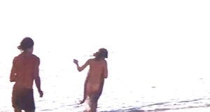 Орнелла Мути без купальника бегает по пляжу