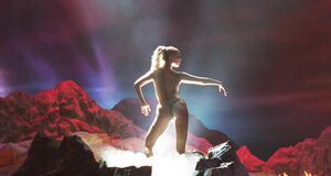 Элизабет Беркли танцует стриптиз