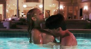Порно сцена с Элизабет Беркли в бассейне