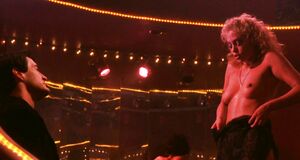 Элизабет Беркли голышом танцует в стрипклубе