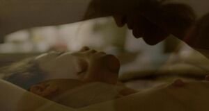 Интимная сцена на кровати с Мишель Монахэн