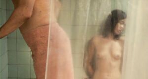 Голая Мария Вальверде застряла с мужчиной в ванной
